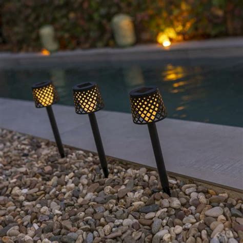 Illuminez votre jardin avec des balises solaires. .